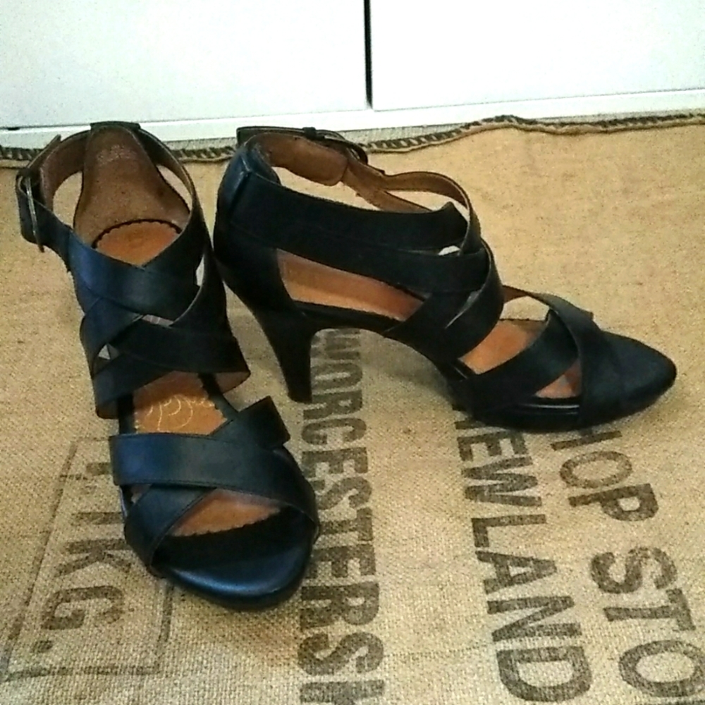EUC- strappy platform sandals
